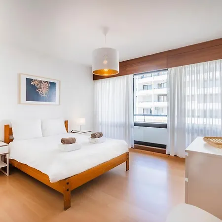 Family Holidays @ Caminho Do Apartment
